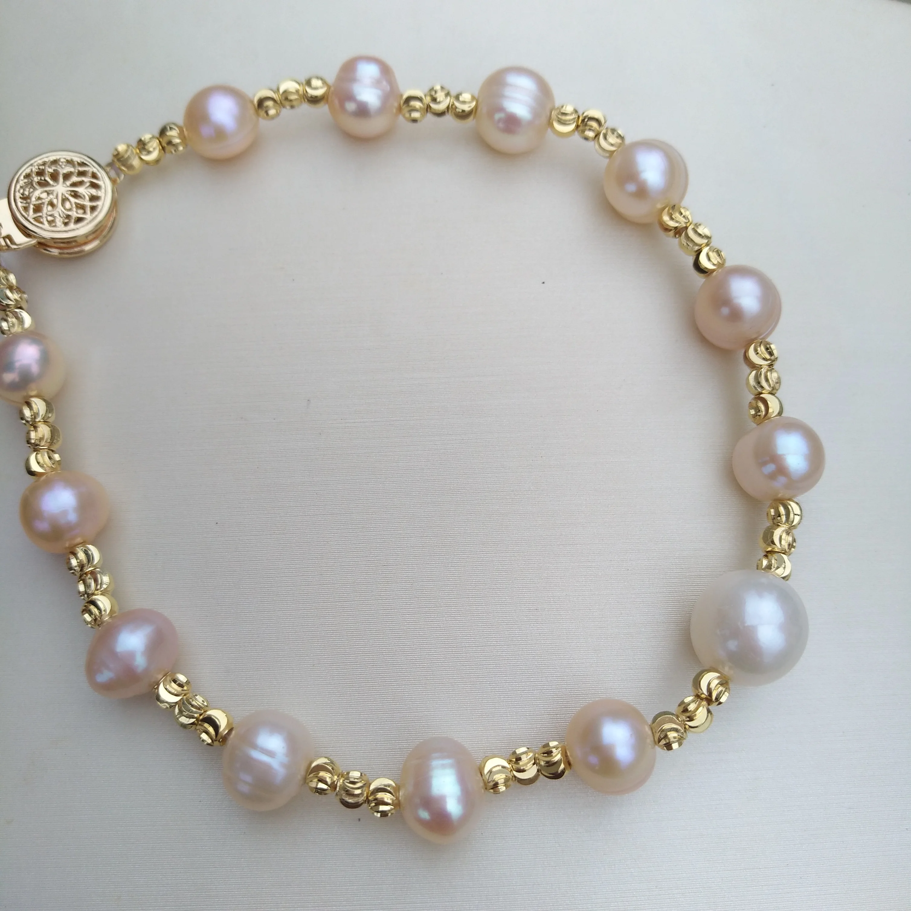 

Beautiful AAA+ South Sea Genuine White Multi-color Pearl Bracelet 7.5-8 Inch Videos and pictures are all taken in kind.