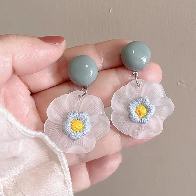 

Trendy Temperament White Flower Resin Pendant Earrings for Women Sweet Flower Drop Earrings Vacation Fashion Jewelry