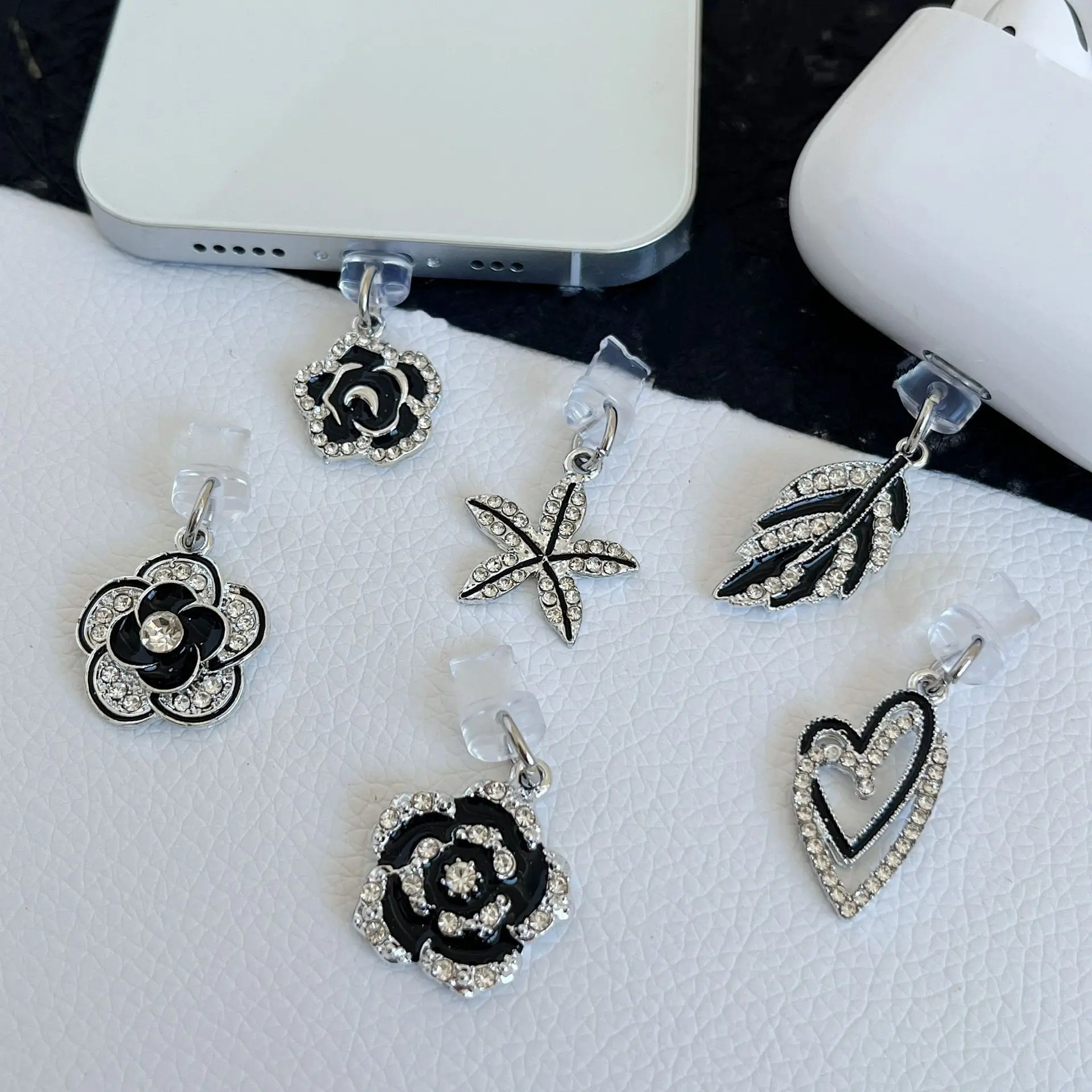 

Leaf Design Dust Plug Charm Fashion Ladies Charge Port Plug For iPhone Type C Dust Protection Cap Phone Pendant Couple Gift