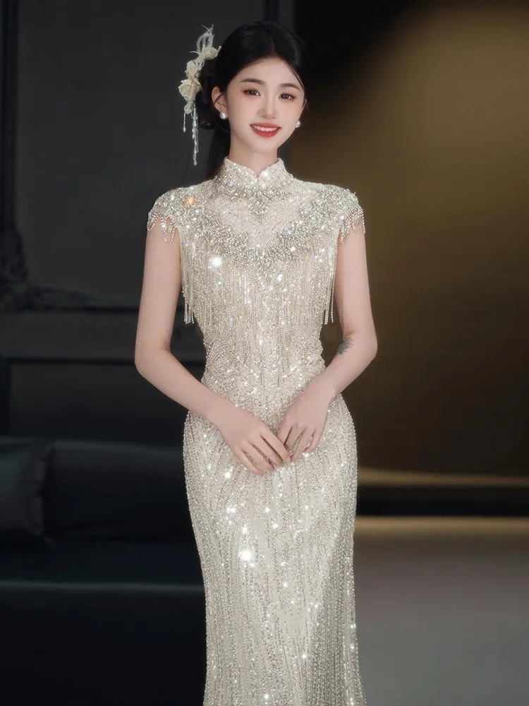 

The fish-tail light luxury niche host will wear a sequined and elegant art examination dress