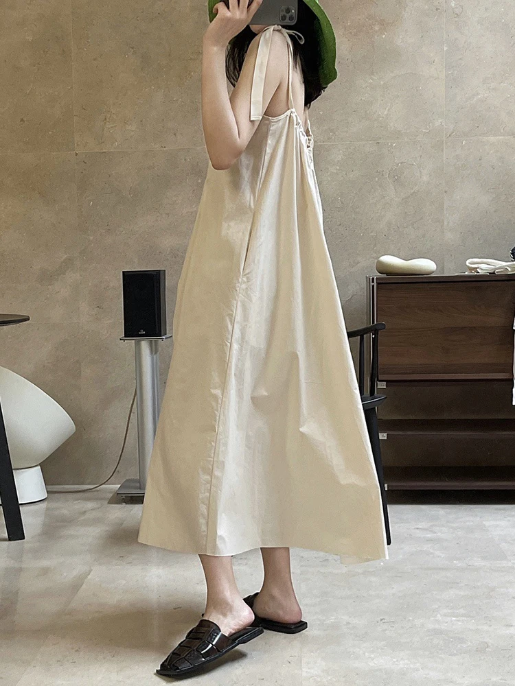 [EAM] Women Khaki Irregular Pleated Long Spaghetti Strap Dress New V-Neck Sleeveless Fashion Tide Spring Summer 2024 1DH6476