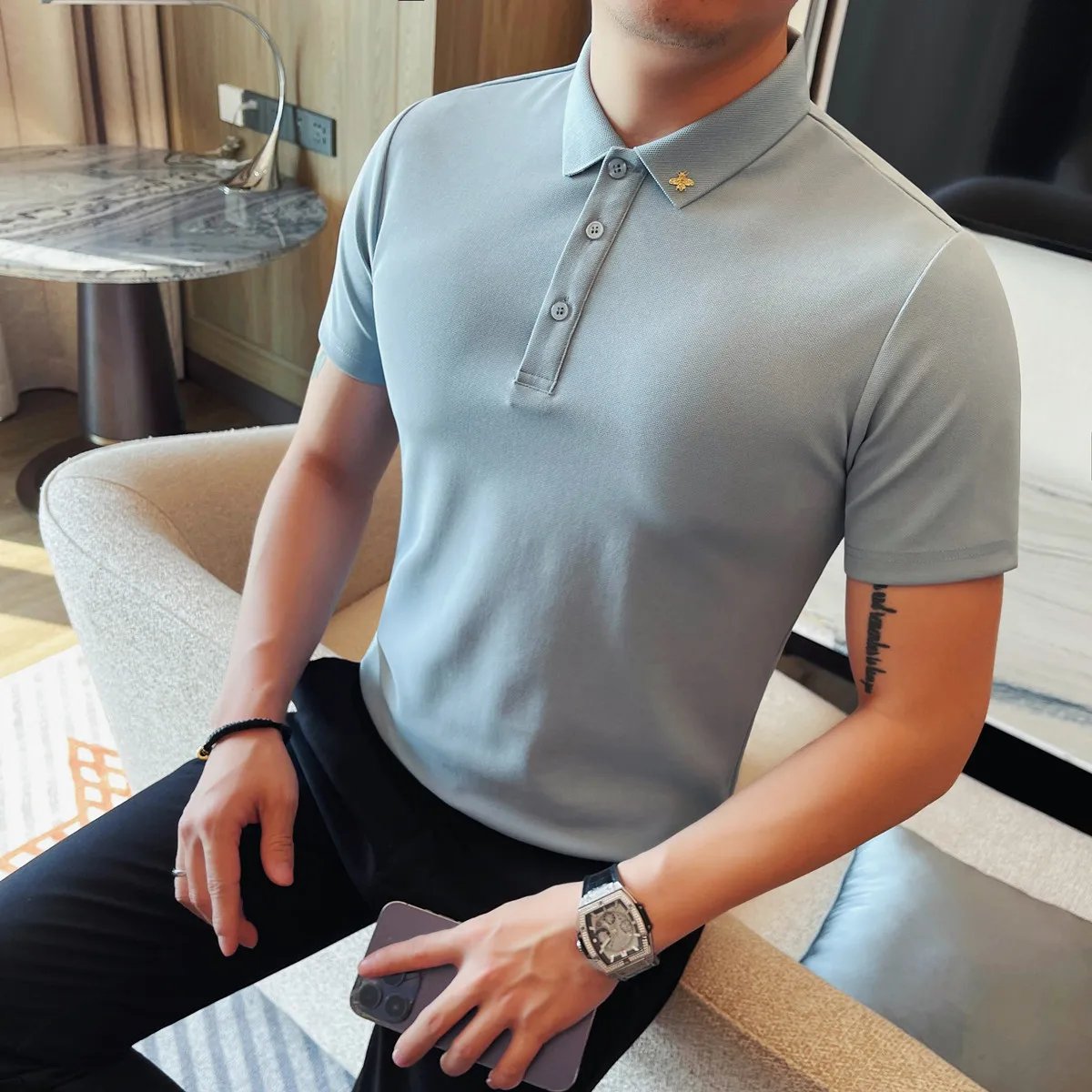 

Летняя рубашка поло с короткими рукавами и вышивкой пчелы, мужская приталенная деловая повседневная футболка, офисные футболки с воротником в социальном стиле, 2025