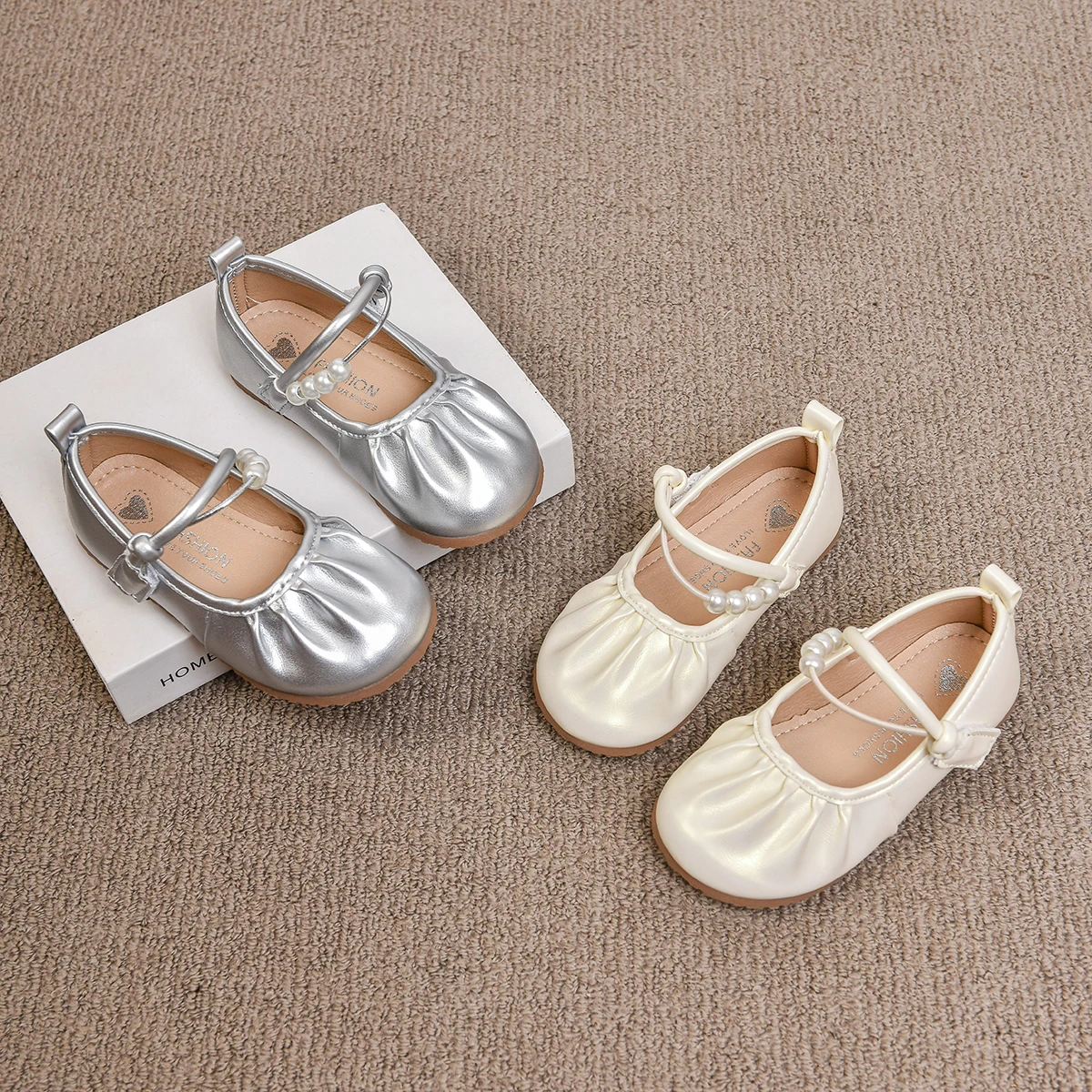 

Летние туфли принцессы для девочек, милые детские туфли на плоской подошве с круглым носком и жемчугом на липучке, бежевые, серебристые, противоскользящие, повседневная милая детская обувь