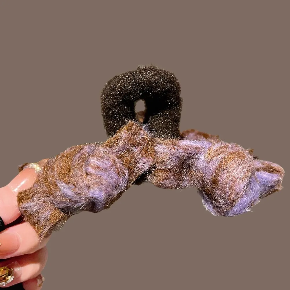 1pc Prachtige Mode Gemengde Tone Fuzzy Haarklauw Clip Zacht Pluizige Stof Bruin Paars Tonen Perfecte Dagelijkse Haarstyling Ziet er