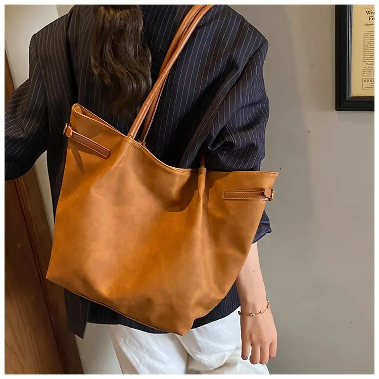 

New Popular Autumn 2564 Light Luxury Style High-end Niche Design Versatile Fashion Simple Leisure Trend Shoulder Bag