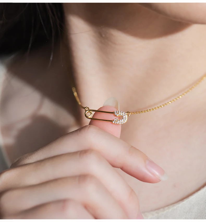 Halskette mit Sicherheitsnadel-Anhänger aus 925er Sterlingsilber für Damen – Schicker, stilvoller Zirkonia-Schmuck für Mädchen und Frauen – Detail 5