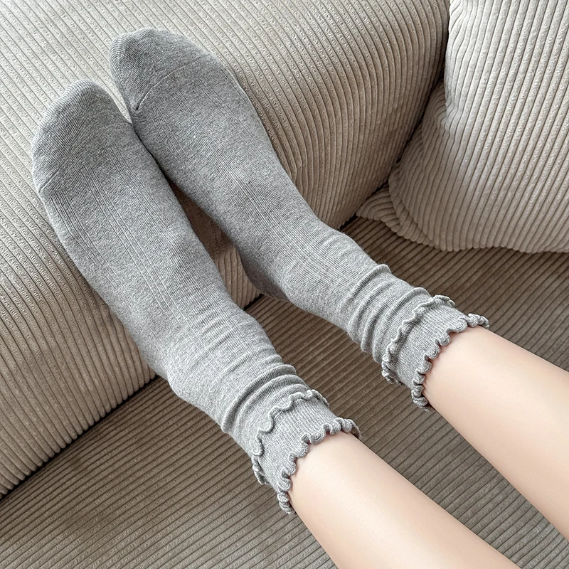 النساء الجوارب الجديدة بلون الحلو اليابانية موضة الجوارب الطويلة الإناث عادية مكشكش العصرية بسيطة الجوارب اليومية تنفس مريح