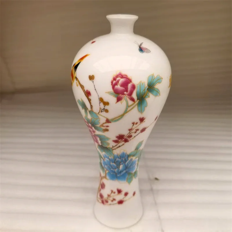 مزهرية من البورسلين الصيني القديم مع زهرة وردية ونمط طيور تصميم الحظ عنصر ديكور آسيوي تقليدي