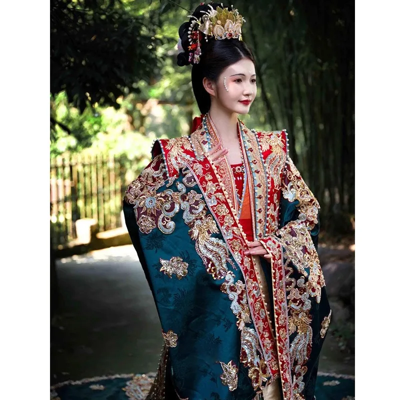 

A new style of Chinese-style wedding dress featuring phoenix crown and red robe for Han couple