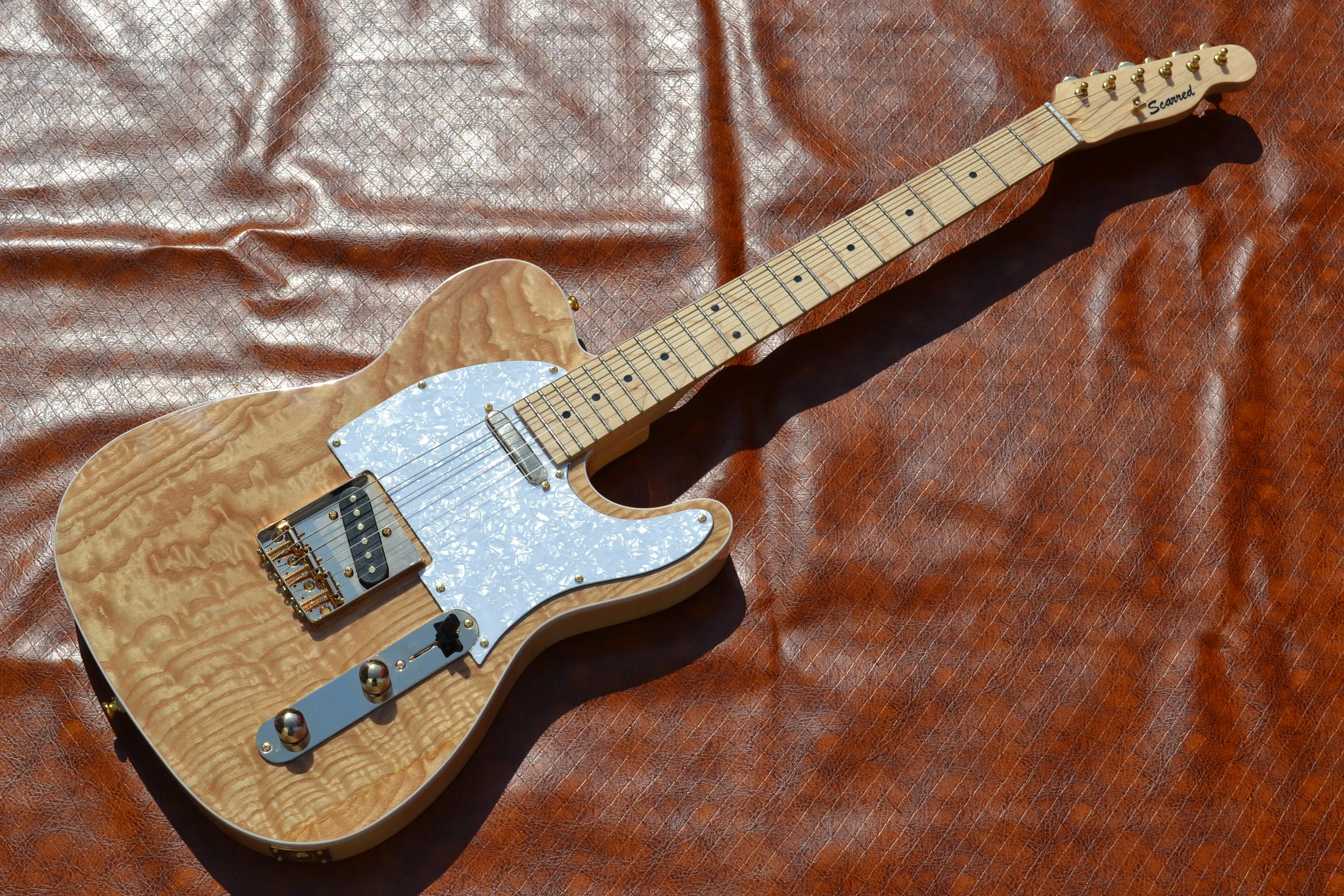 

High quality classic electric guitar, gold hardware, ash veneer, free shipping