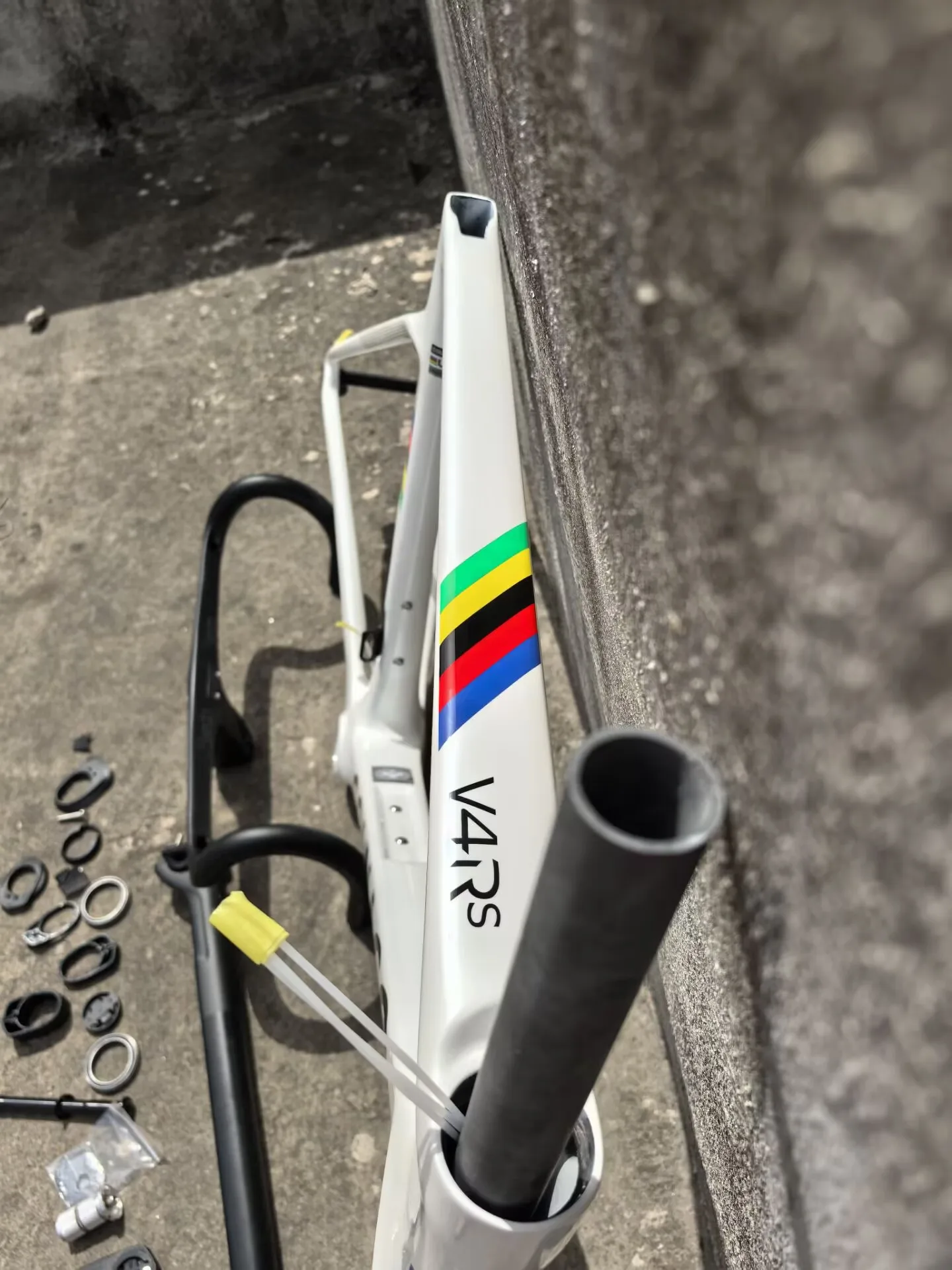 

2025 Top sale pearl white disc carbon bike frameset T1000 custom paint rainbow color bicycle frame+handlebar+seatpost in stock
