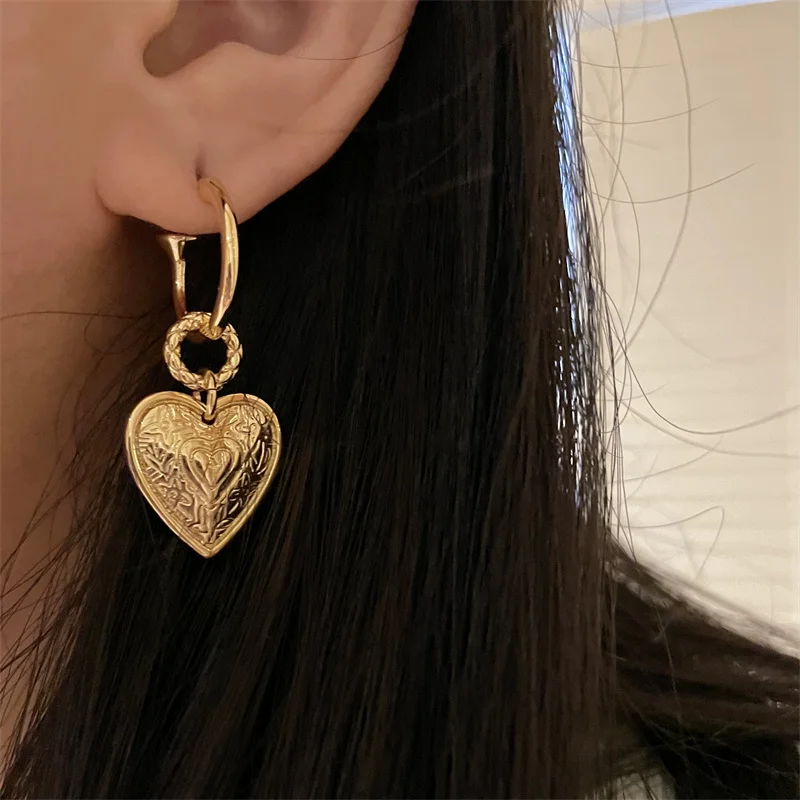 Retro Relief Heart Shape Earrings Elegant Embossed Gold Color Heart Shape Alloy Stud Stud for Women Fashion Jewelry Party Gift