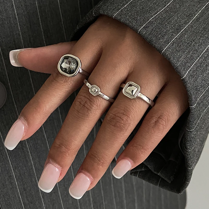 جديد رمادي كريستال هندسية خاتم المرأة الحد الأدنى تصميم فضي اللون ساحة خواتم الاصبع غير المتكافئة الزركون ارتداء اليومي مجوهرات