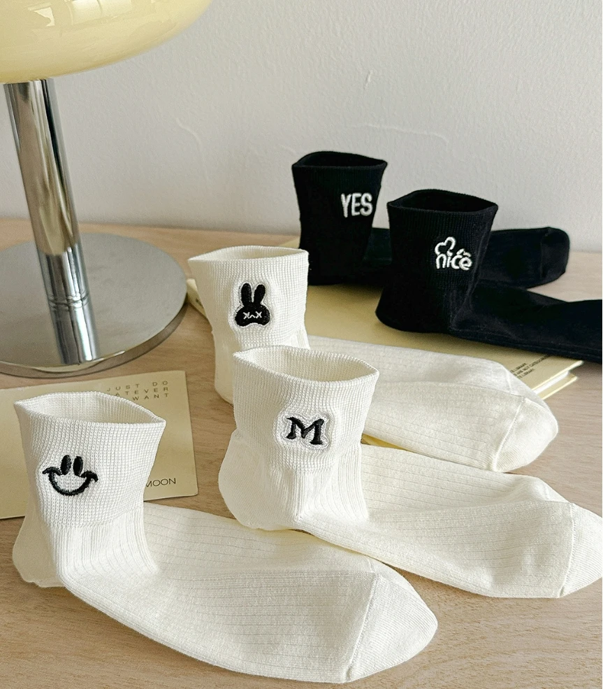 5 Pairs of WOMEN\'S Summer Black and White Thin Embroidered Short Tube Trendy Smiling Face Letter Embroidered Socks