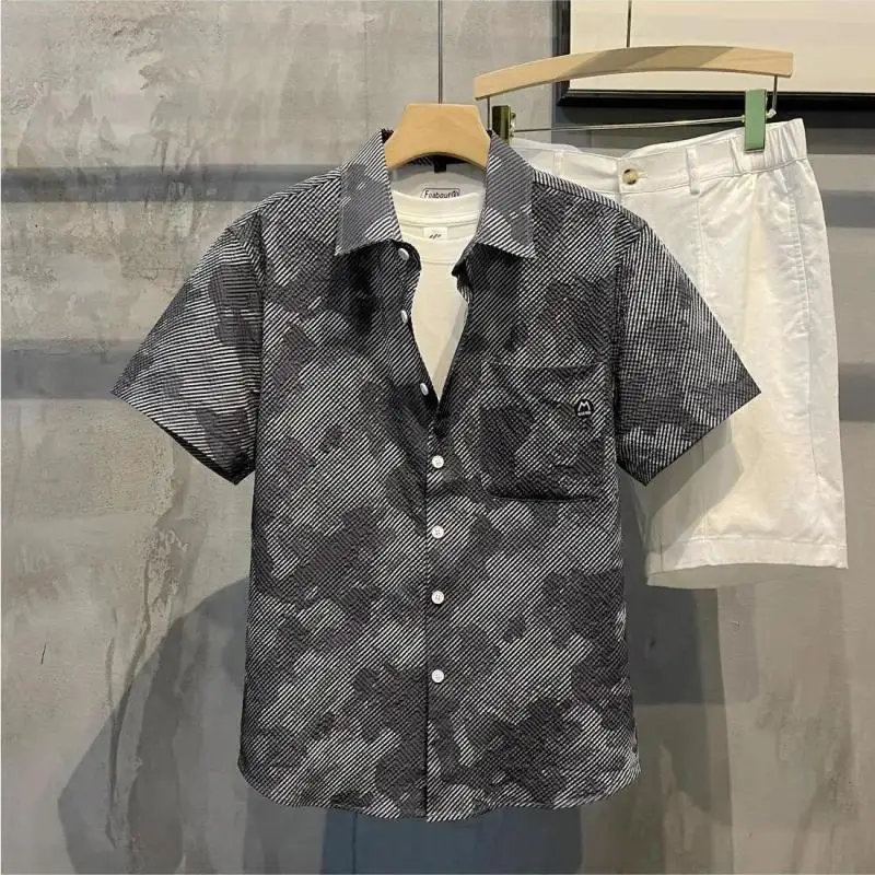 2024 New Summer Chic and Fashionable Polo Collar Camouflage Plaid Pattern Trendy Men\'s Casual Slim Fit Short Sleeved Shirt