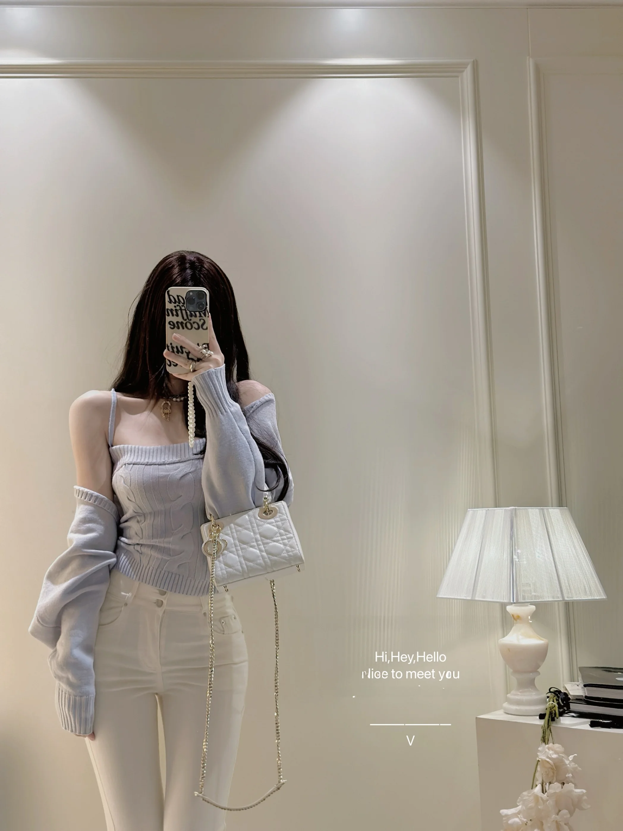 

Комплект из двух предметов: вязаный кардиган-батвинг с принтом «Утренний туман и морская соль» и джинсы-трубы для женщин. Модный повседневный комплект.