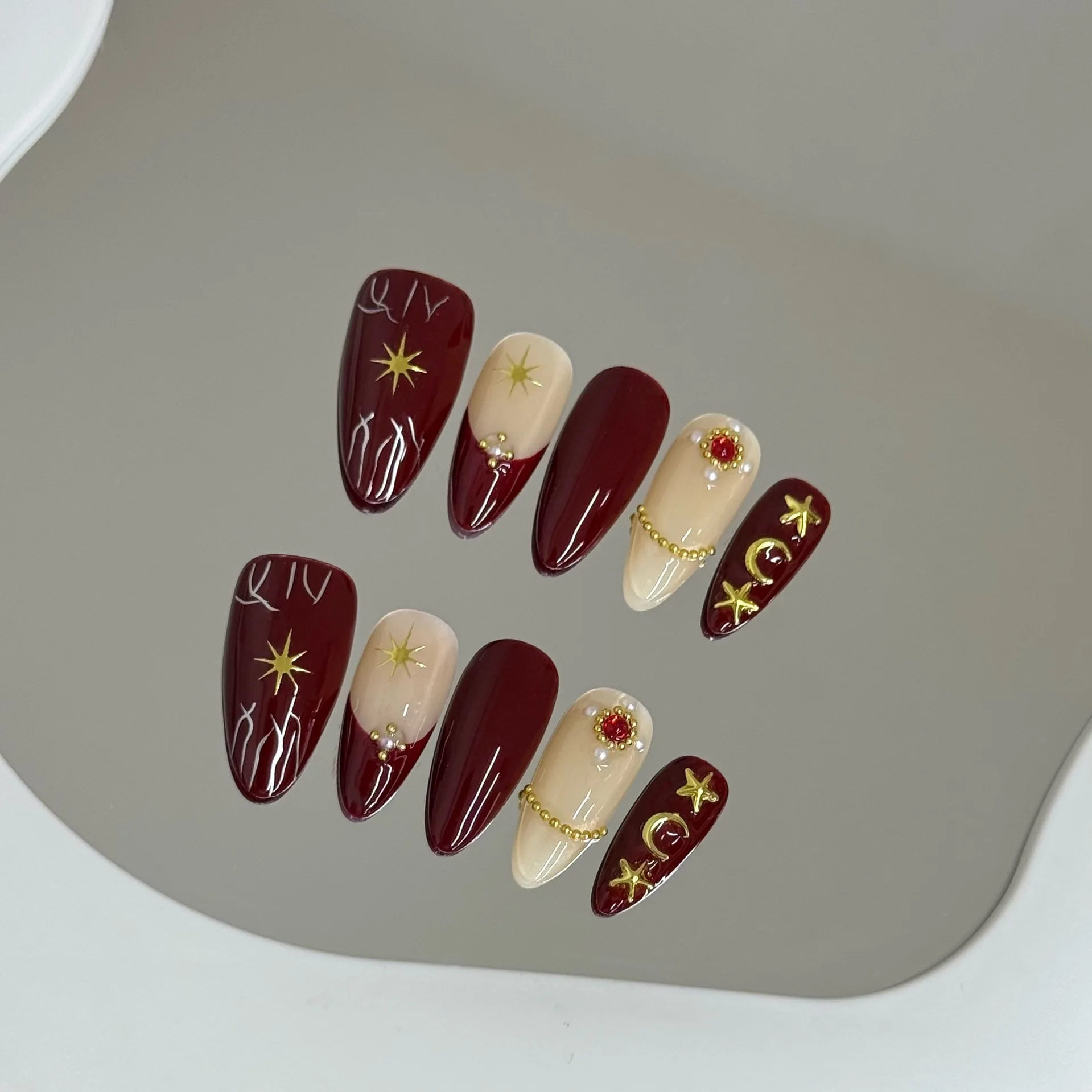 

10 шт., винтажные накладные ногти ручной работы винно-красного цвета, очаровательные накладные ногти с французским миндалем и 3D украшением в виде золотой звезды и луны