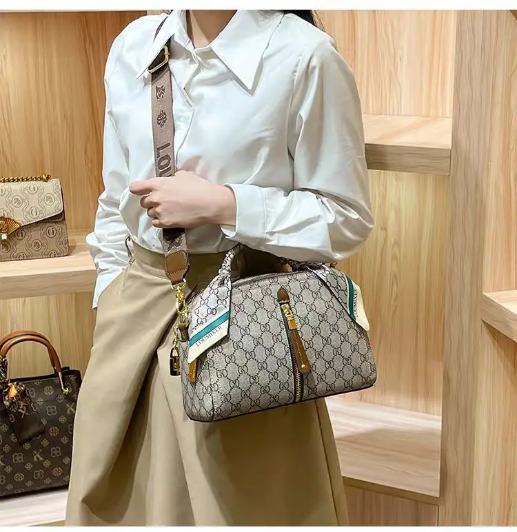 Fashion Brand Versatile and Popular Commuting Hand-held Small Square Bag Women\'s Texture Commuting Single Shoulder Crossbody Bag