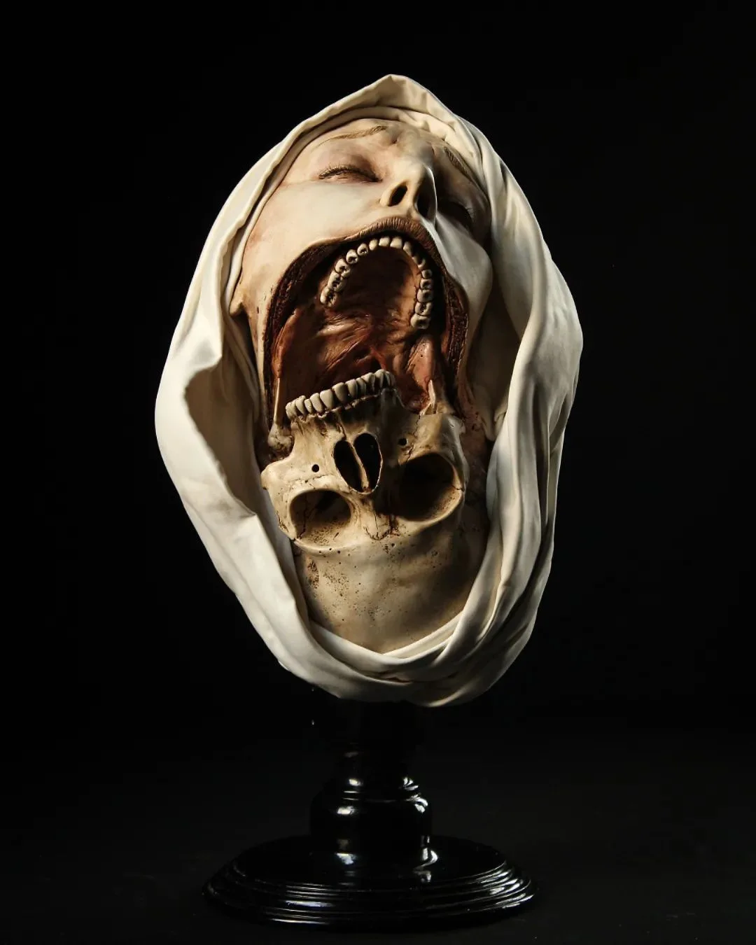 

Halloween Couple Skull Decor Transfiguration Skull Statue Art Sculpture Creepy Nun Resin Statue Desktop Ornament