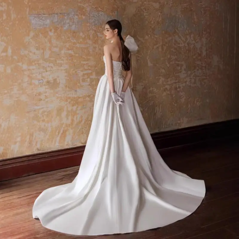 فستان زفاف بفيونكة كتف واحدة من الساتان ورقبة على شكل حرف V بسيط قبالة الكتف فستان مأدبة الخطوبة بفتحة وذيل مخصص