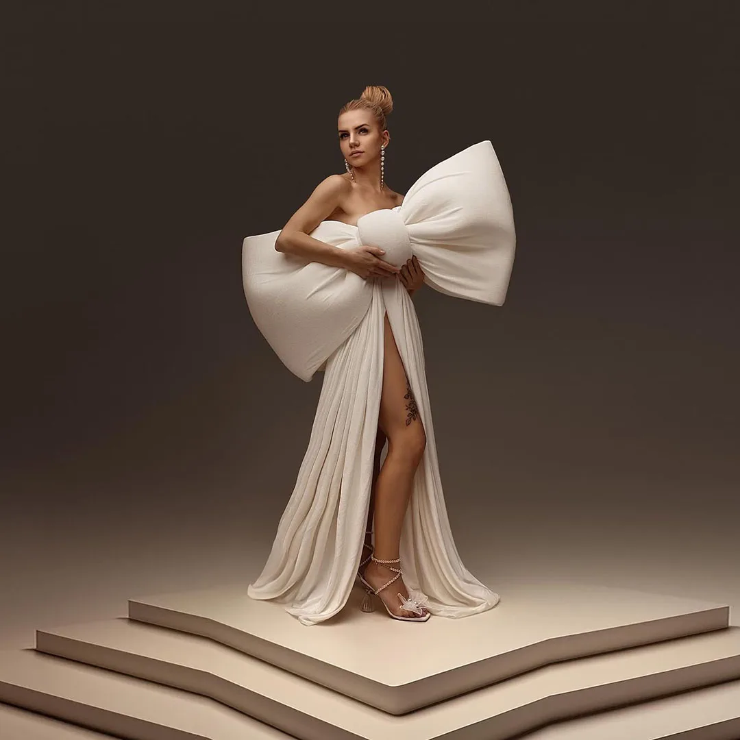 فساتين حفلات طويلة بفيونكة كبيرة بيضاء عصرية لعام 2025 بدون حمالات فساتين حفلات طويلة مثيرة مفتوحة من الأمام للتصوير الفوتوغرافي حسب الطلب
