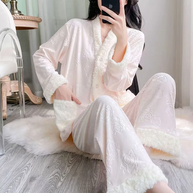 مجموعة ملابس نوم مخملية سميكة على شكل جزيرة ملابس منزلية نسائية بأكمام طويلة ورقبة على شكل حرف V وأزرار نمط مريح للشتاء الترفيهي #4