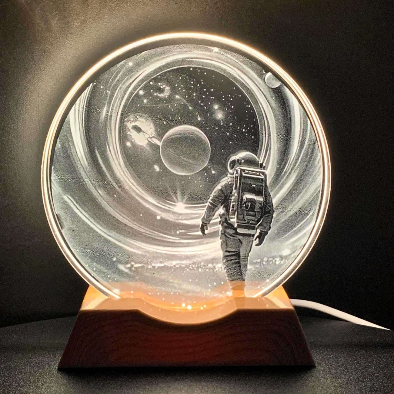 

Хрустальная светодиодная ночная лента «Космический космонавт», стеклянная декоративная лампа, подходит для спален, гостиных, дней рождения и мам.