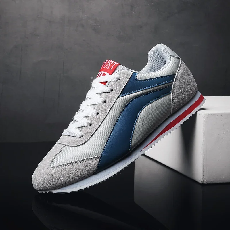 Primavera Sport Outdoor Trend Casual da uomo Taglie forti Fondo morbido piatto con nuove scarpe da ginnastica di marca originali abbinate ai colori con lacci