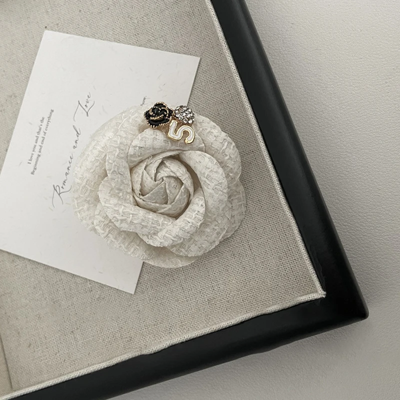 

Элегантная маленькая брошь-бабочка с цветком розы и ароматной лентой для траурных аксессуаров