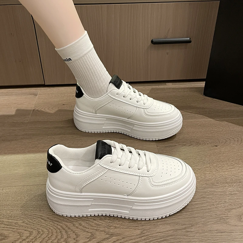 2026 Spring Autumn Fashion New Breathable White Shoes Women Casual Sports Thick Bottom Shoes Leather Platform Sneakers Ladies view 4