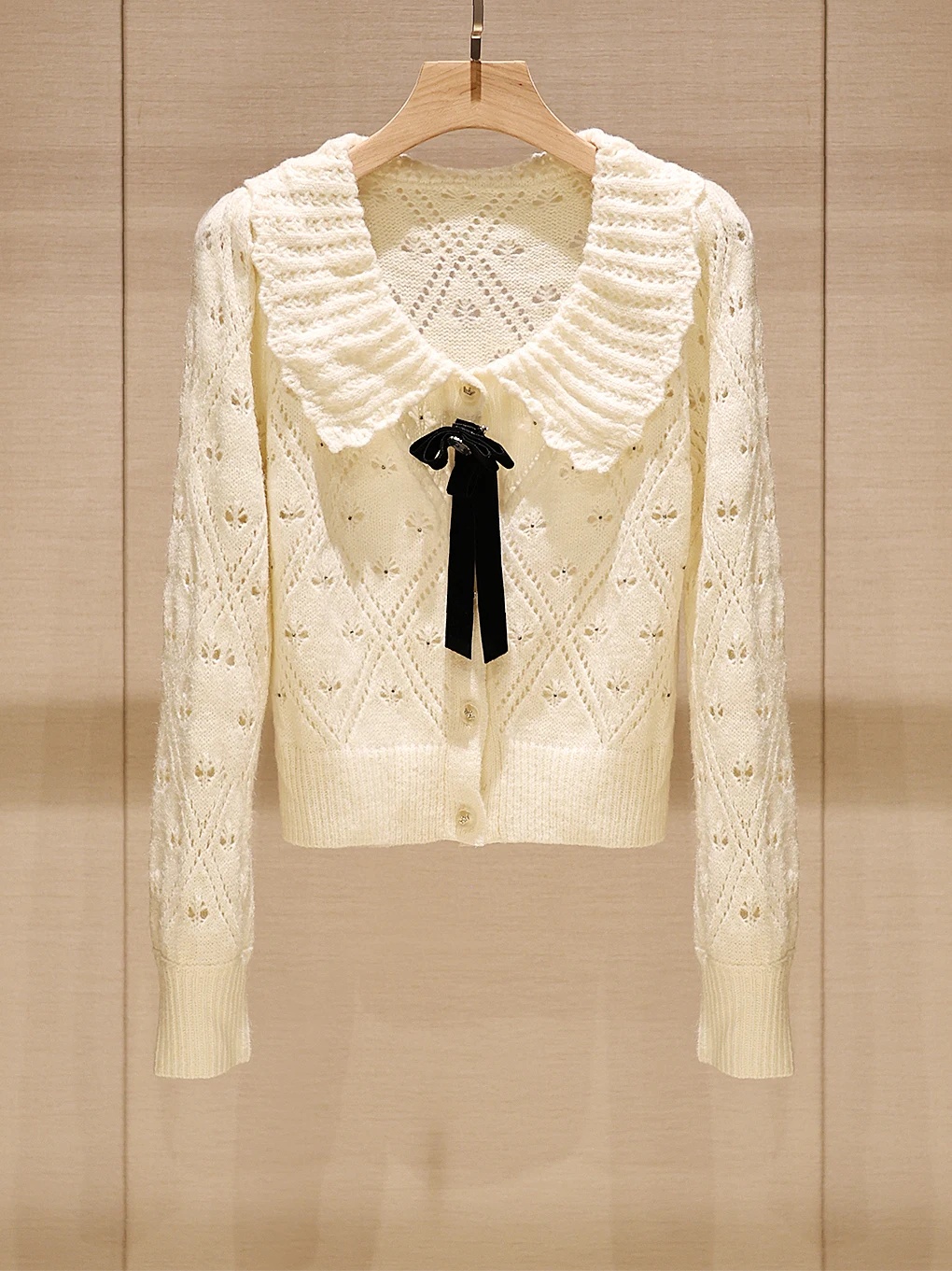 

Вязаный свитер женский, модный дизайн, с вырезами, узлами и жемчужным декором, повседневный топ с длинными рукавами