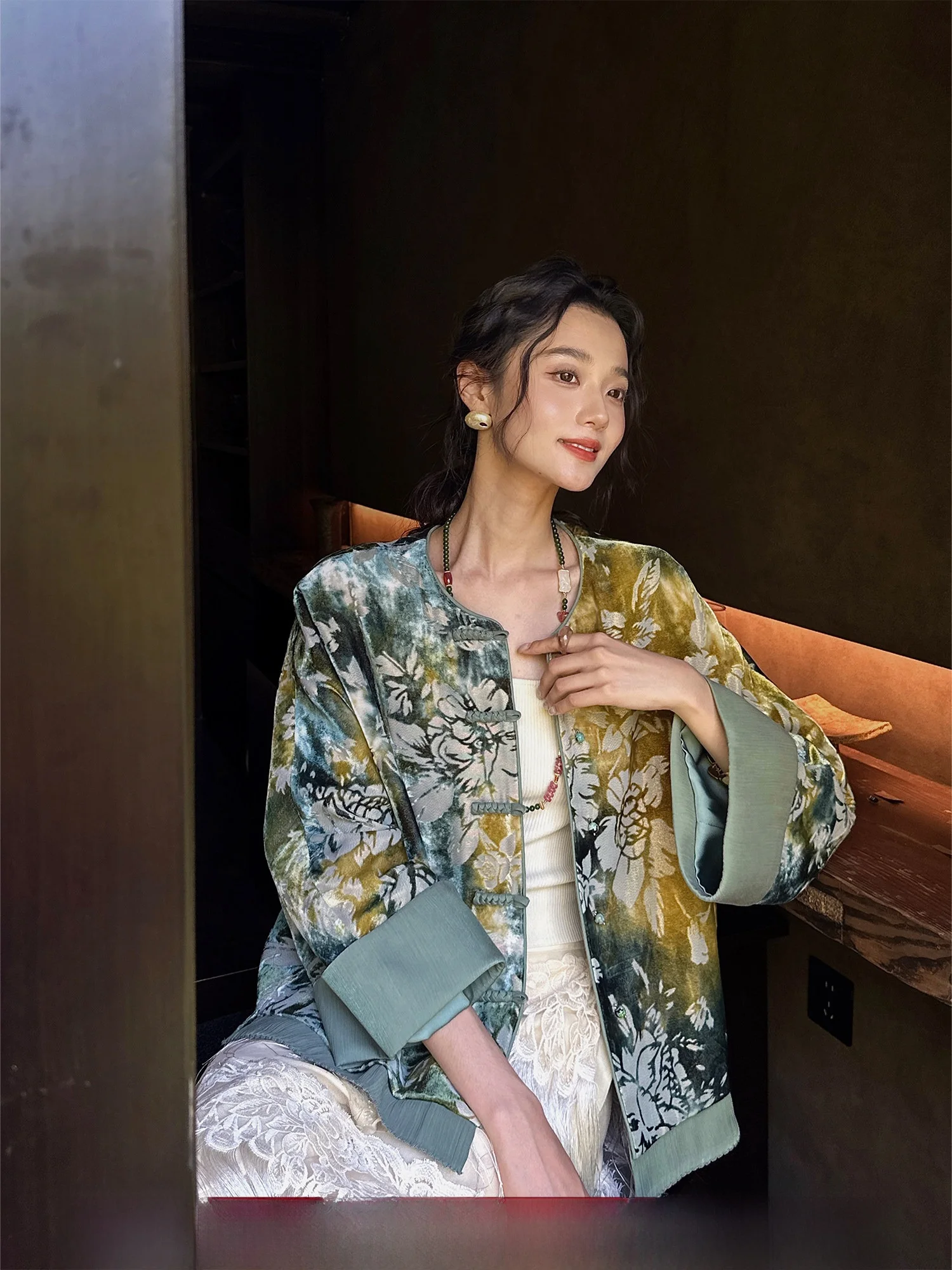 

Женское модное пальто Sanji Bla Flower из бархата для ранней осени в традиционном китайском стиле с длинными рукавами и застежкой на пуговицах