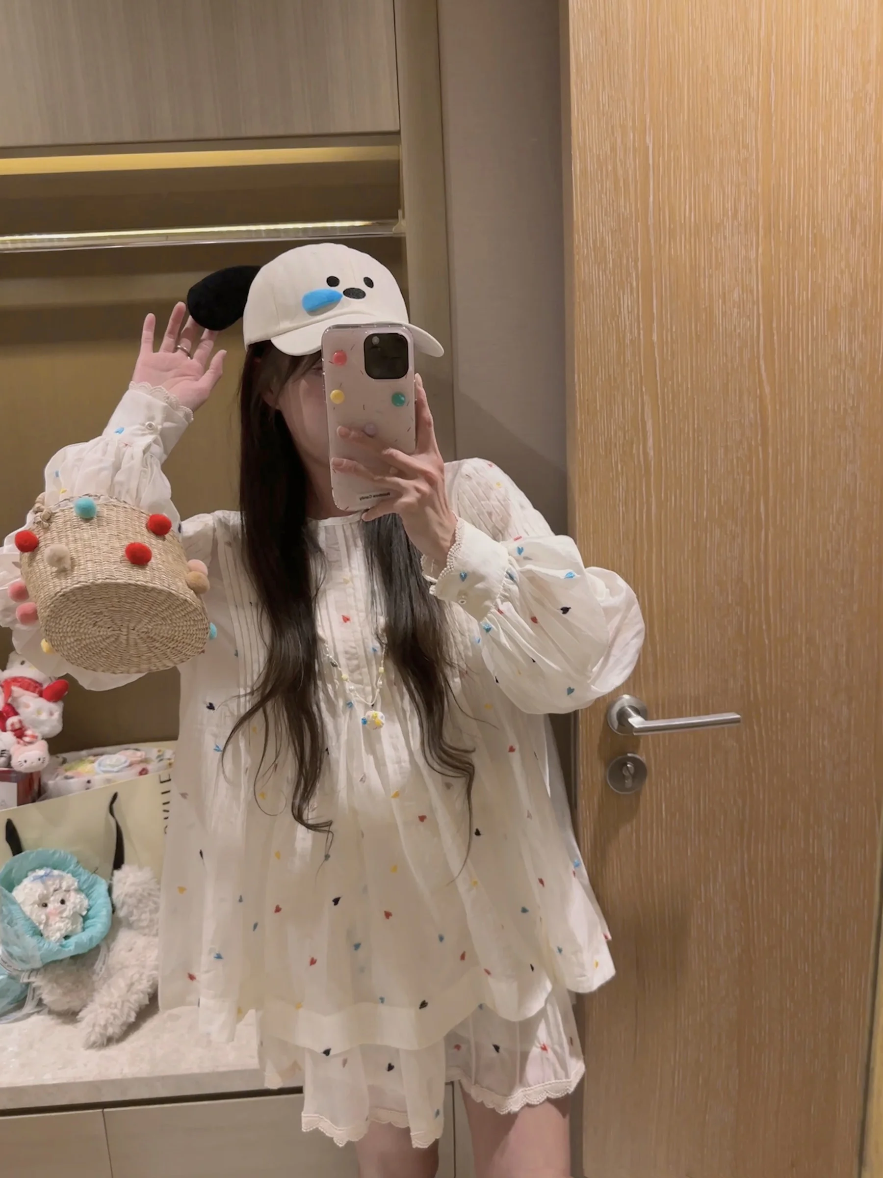 

Элегантный комплект из трех предметов для ранней весны с вышитым шелковым узором в виде красивых сердец, модный наряд, идеально подходящий для весеннего сезона.