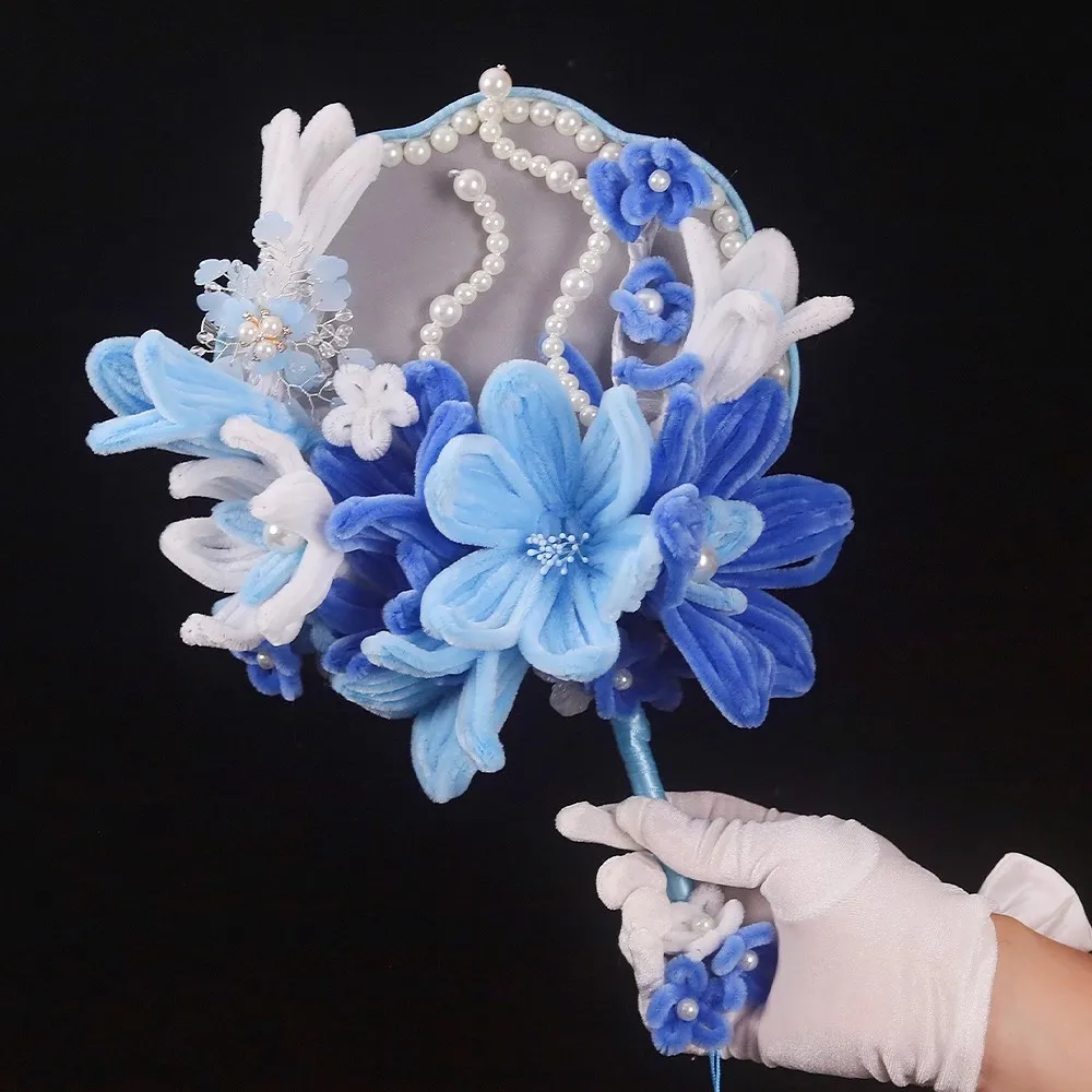 JaneVini-Éventail de fleurs en velours bleu pour patients, style chinois, bouquet de mariage de mariée, pompon en perles, accessoires de photographie Hanfu, conception la plus récente