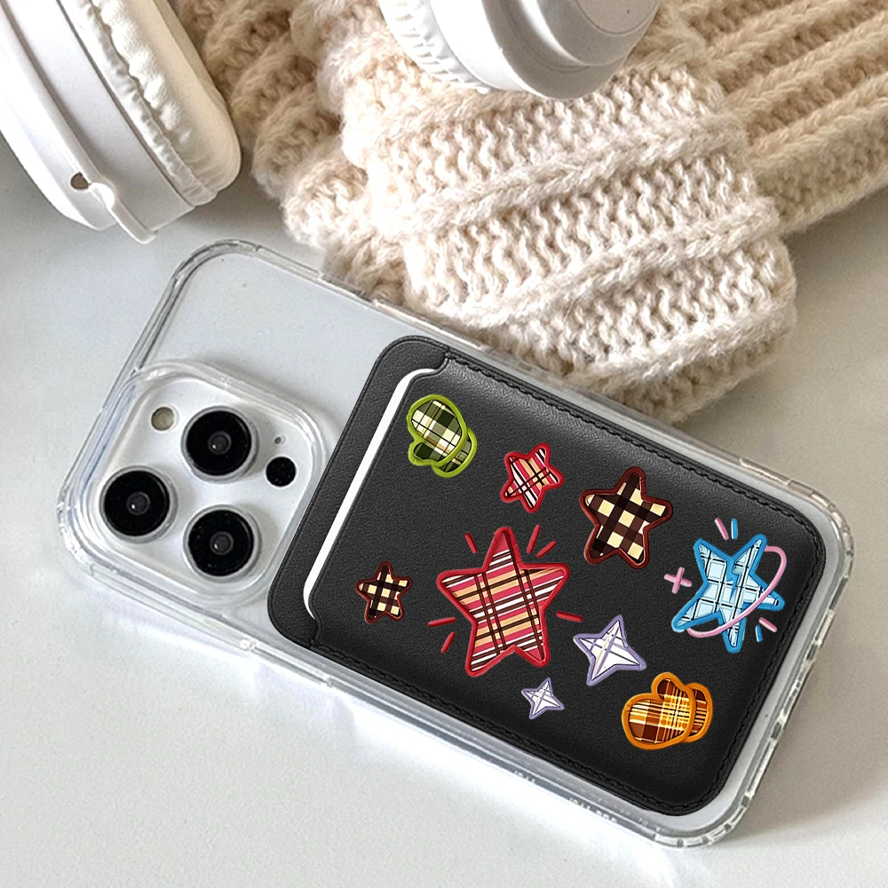Modische Kartenhalterhülle aus Leder mit Karomuster und Sternenmuster, geeignet für alle iPhone-Hüllen, Magsafe magnetische Kartenhalterung, Rückentasche für das Handy. – Detail 4