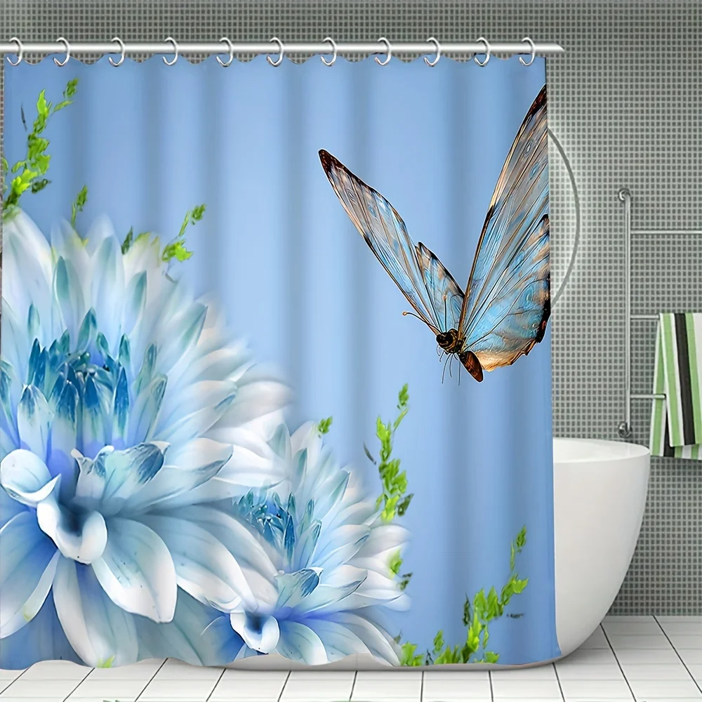 

Занавеска для душа с синими цветами и бабочками, изображающая нежные лепестки и летящую мотылку, для создания умиротворяющего декора ванной комнаты в стиле природного искусства.