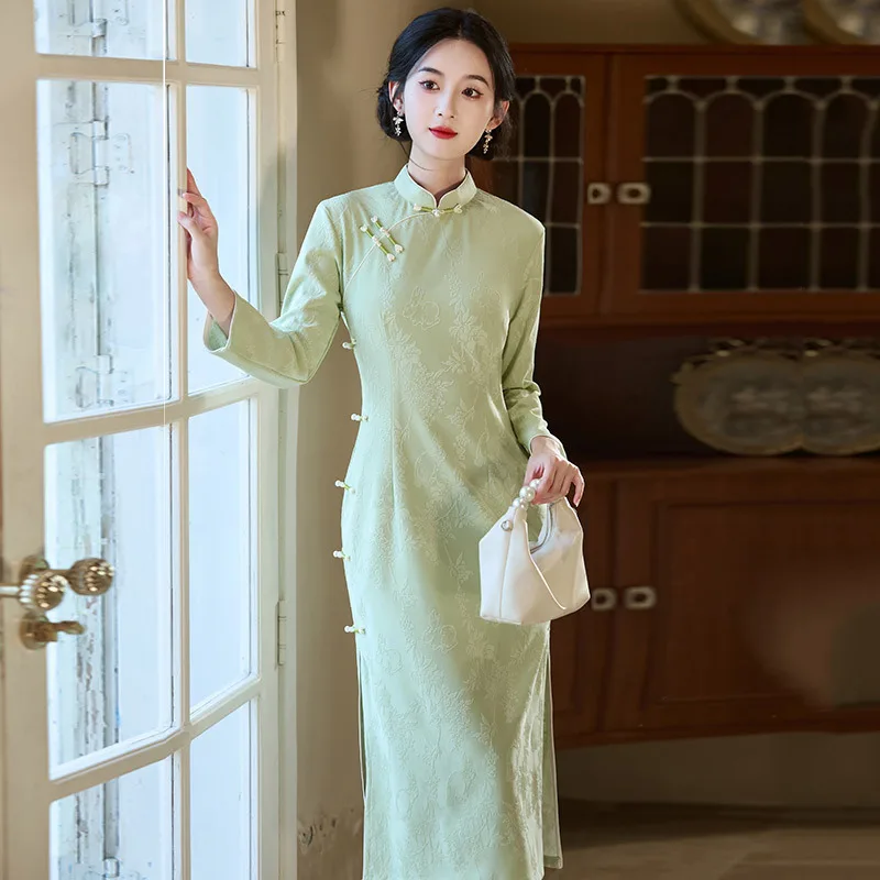 

Зеленый новый китайский осенний Cheongsam с длинными рукавами, новинка 2025, женский молодежный стиль, весеннее утягивающее Ципао в стиле ретро