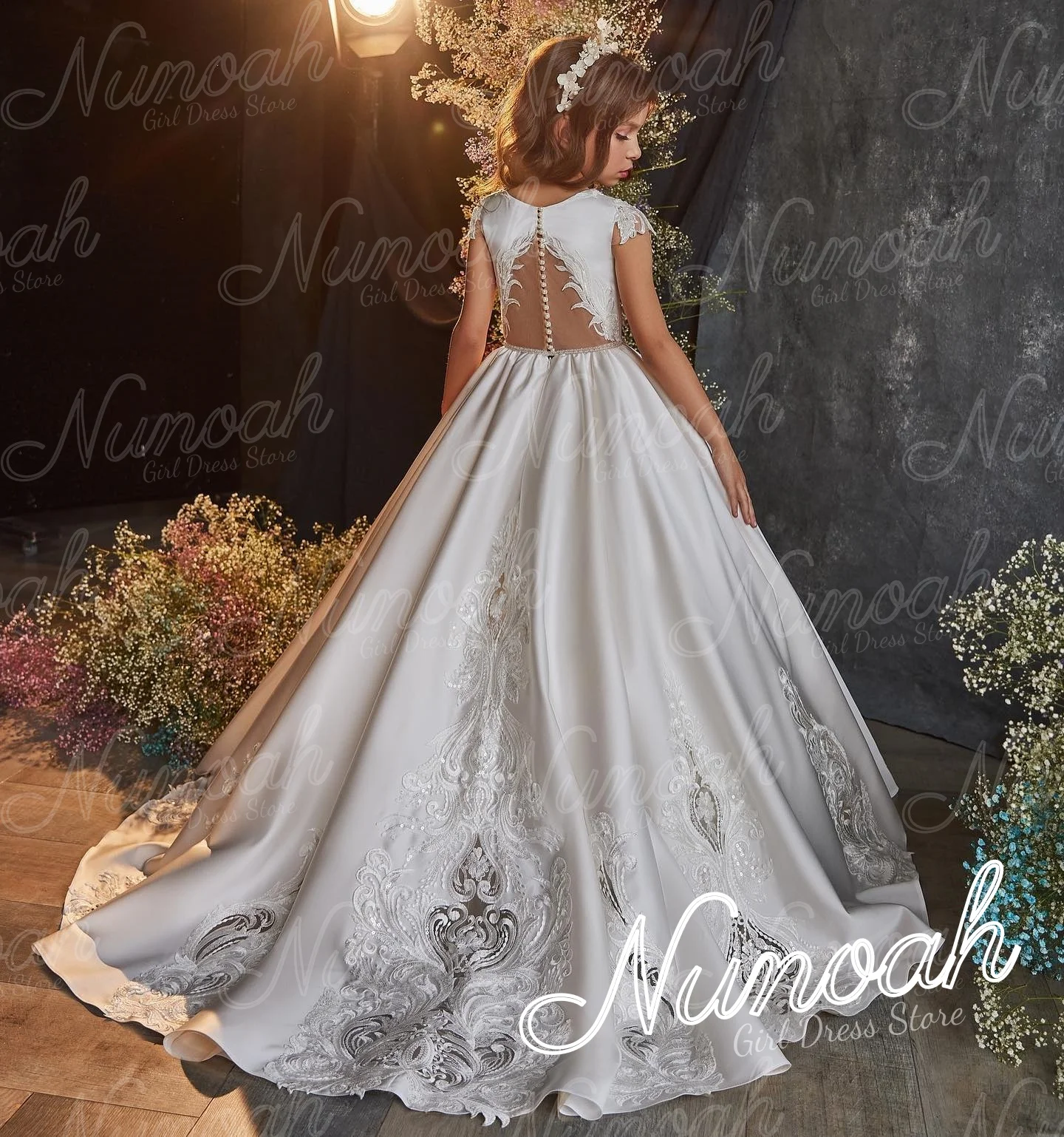 

Белые платья для девочек на свадьбу, атласные платья в пол для девочек на день рождения, кружевные аппликации, платья для первого причастия, на заказ