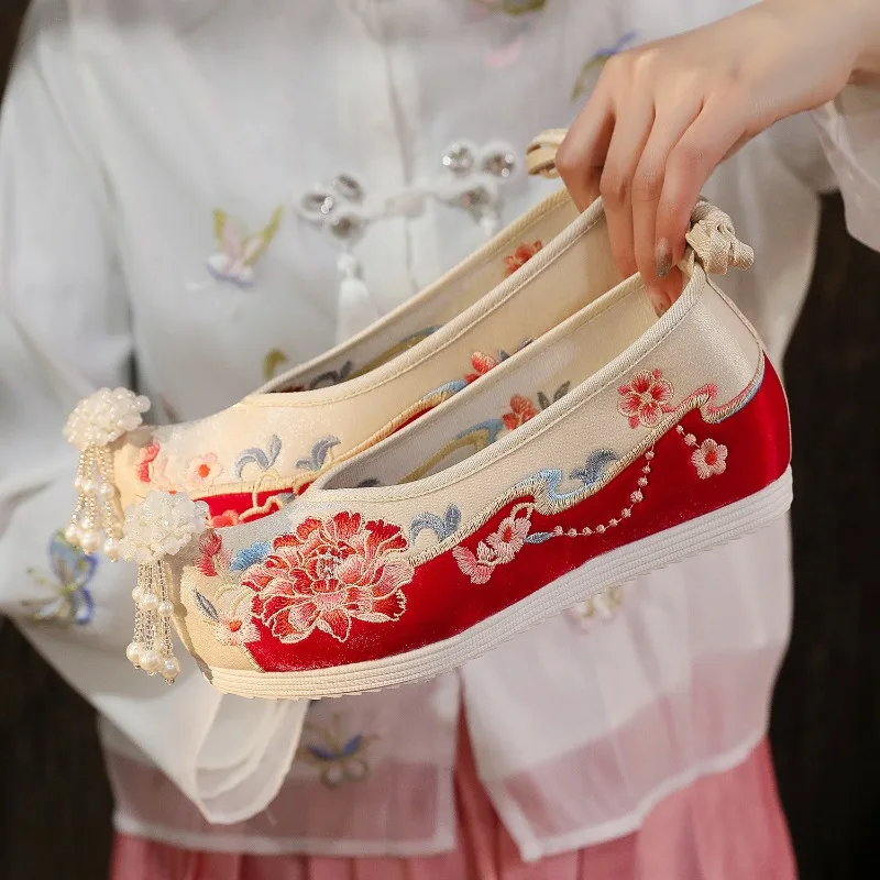 2026 Women's Chinese Peony Patchwork Hanfu Shoes 4CM Low Heel Pearls Tassel Red/Beige Traditional Embroidery Footwear Q-921