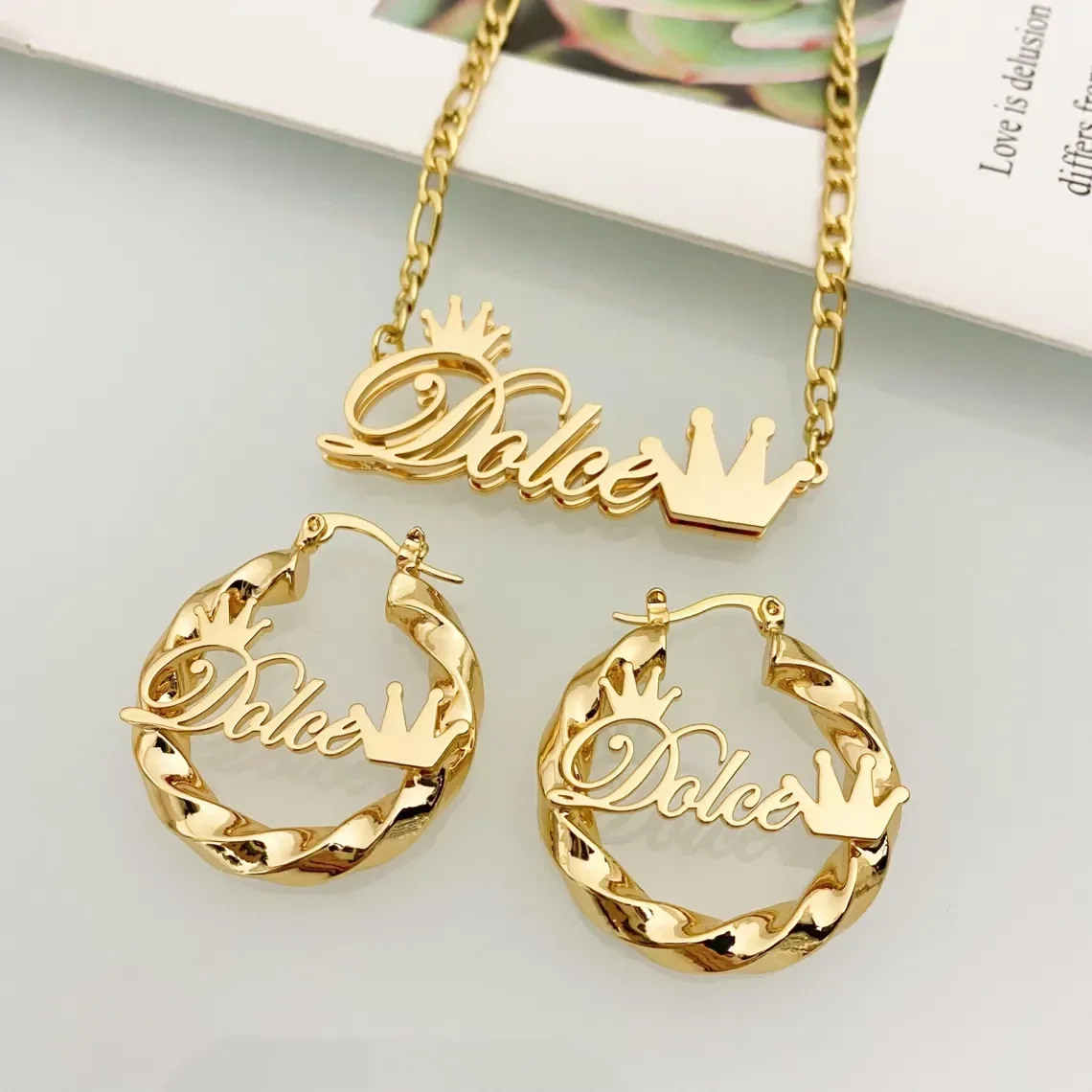 

Zciti Custom Necklace and Earring Set with Crown Plaque 18k Gold-Plated Stainless Steel Figaro Chain Trendy Women's Jewelry Sets