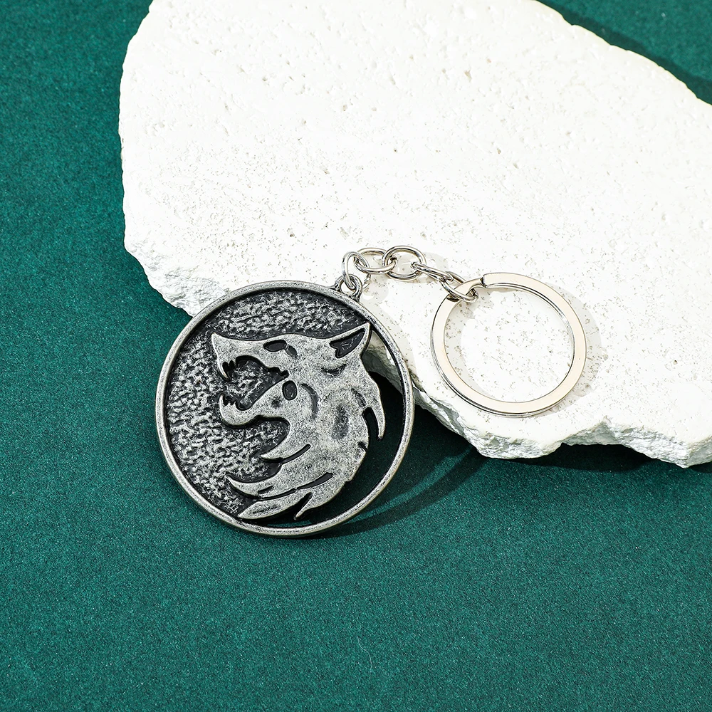 Vintage Wolf Head Keychain Game Geralt Of Rivia Medallion Wolf Metal Pendant Keyring For Men Car Accessories Gifts view 4