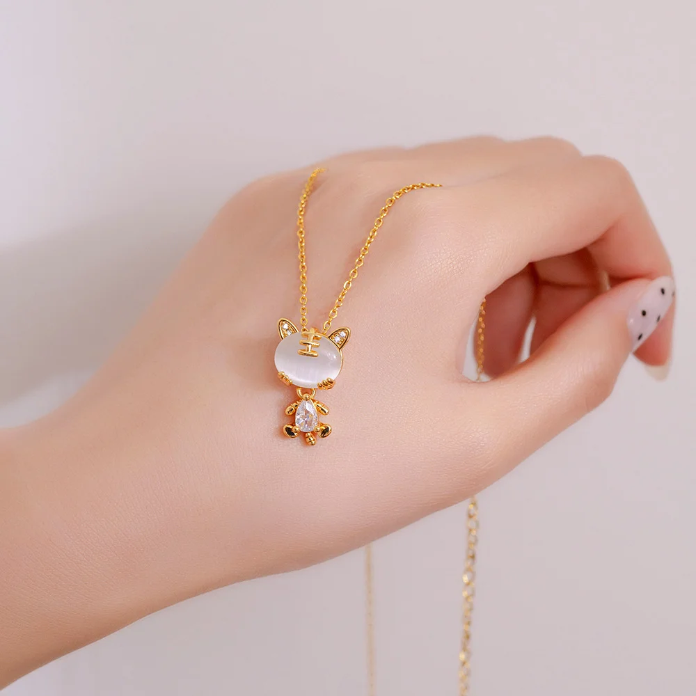 

Японский и корейский легкий роскошный дизайн, опал, маленький кулон с тигром, ожерелье из титановой стали, женское нежное циркониевое ожерелье высокого класса