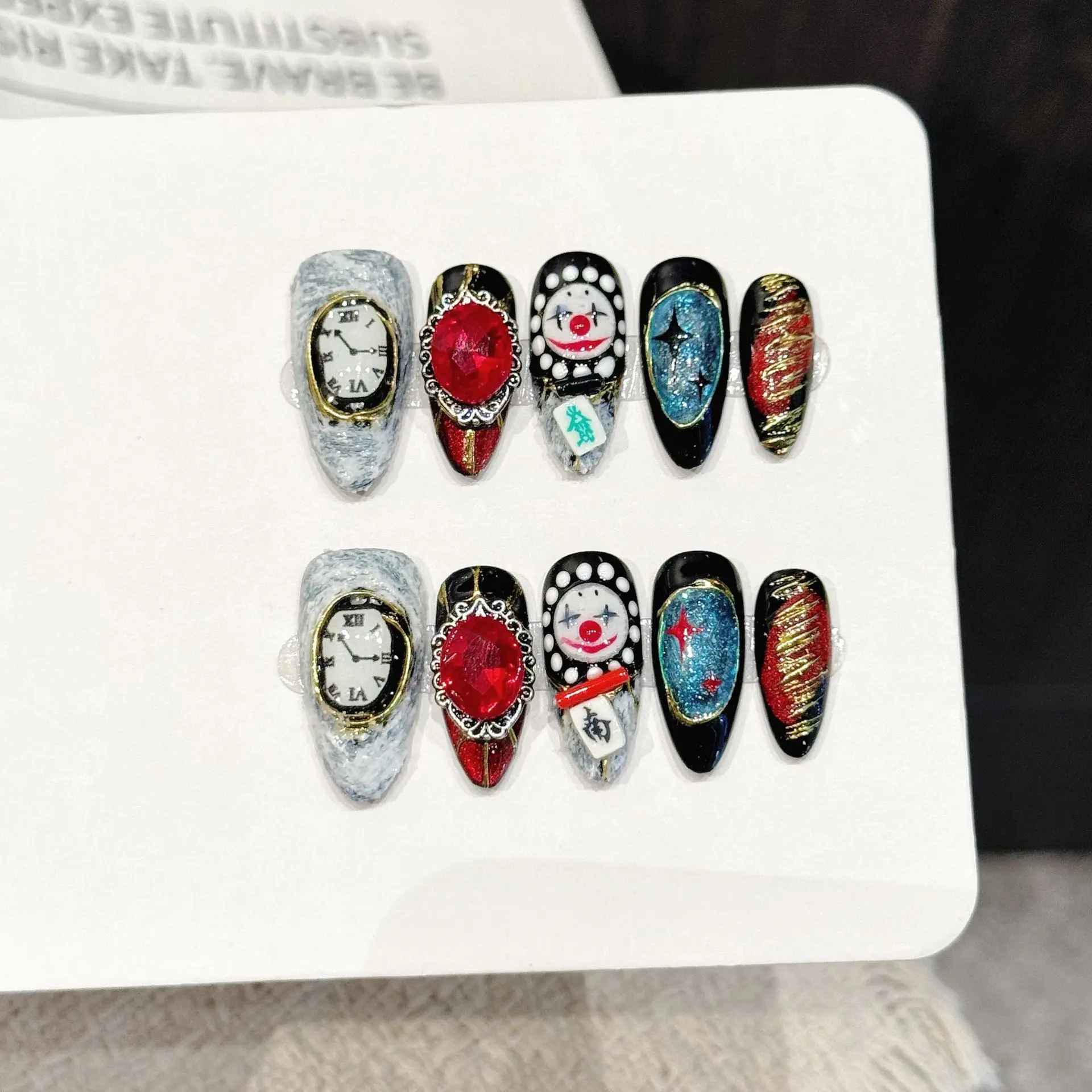 10 Uds. Uñas Postizas Hechas a Mano Retro Divertidas con Diseño de Reloj, Joker y Mahjong, con 4 Herramientas y Adhesivos para Uñas