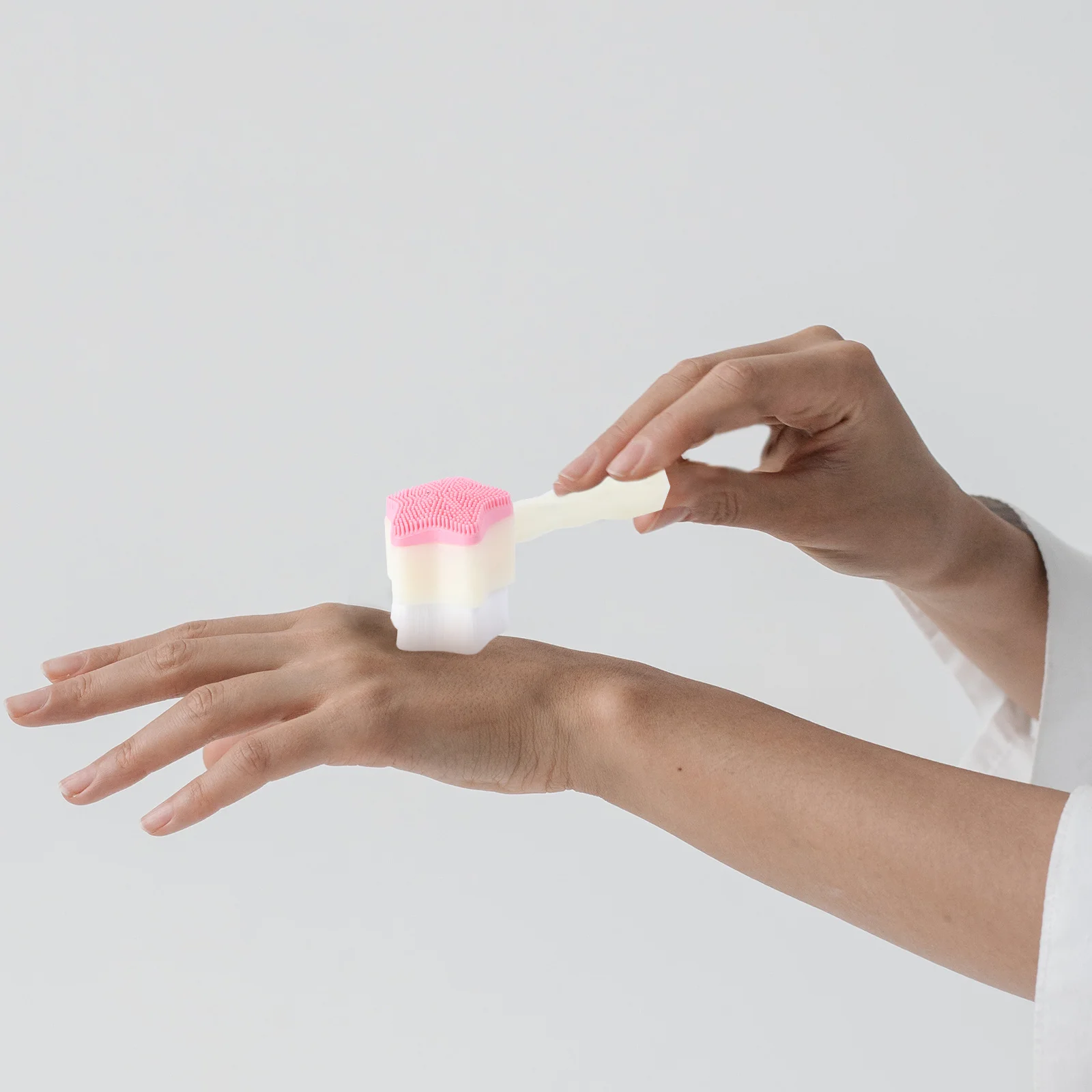 Escova de limpeza facial de silicone portátil ferramenta de cuidados com a pele macio durável alça ergonômica design para uso em viagens em casa branco