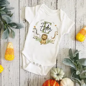Personalisierter Name des Mädchennamens, wild ein Strampler, Safari -Tiere -Druck -Outfit, Kinderduschengeschenk, personalisierte Kleidung, Neugeborene 10 Hauptverkäufe Kindersafari -Kleidung - №1