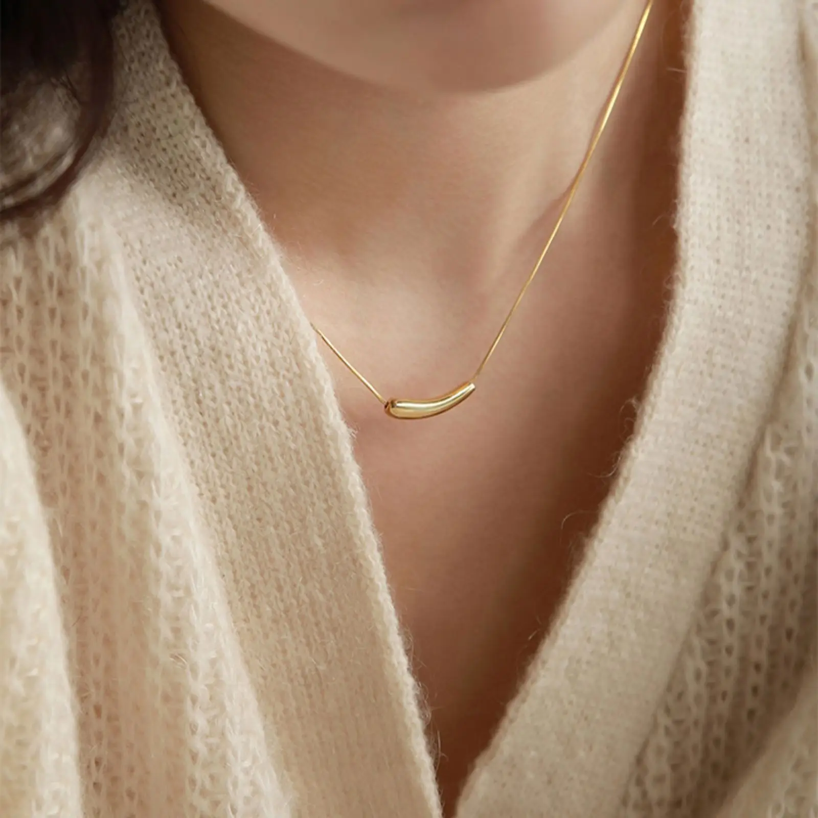 Gebogene Bohnen-Anhänger-Halskette Edelstahl-Schlangenkette Modeschmuck Geschenk für Frauen und Mädchen – Detail 4