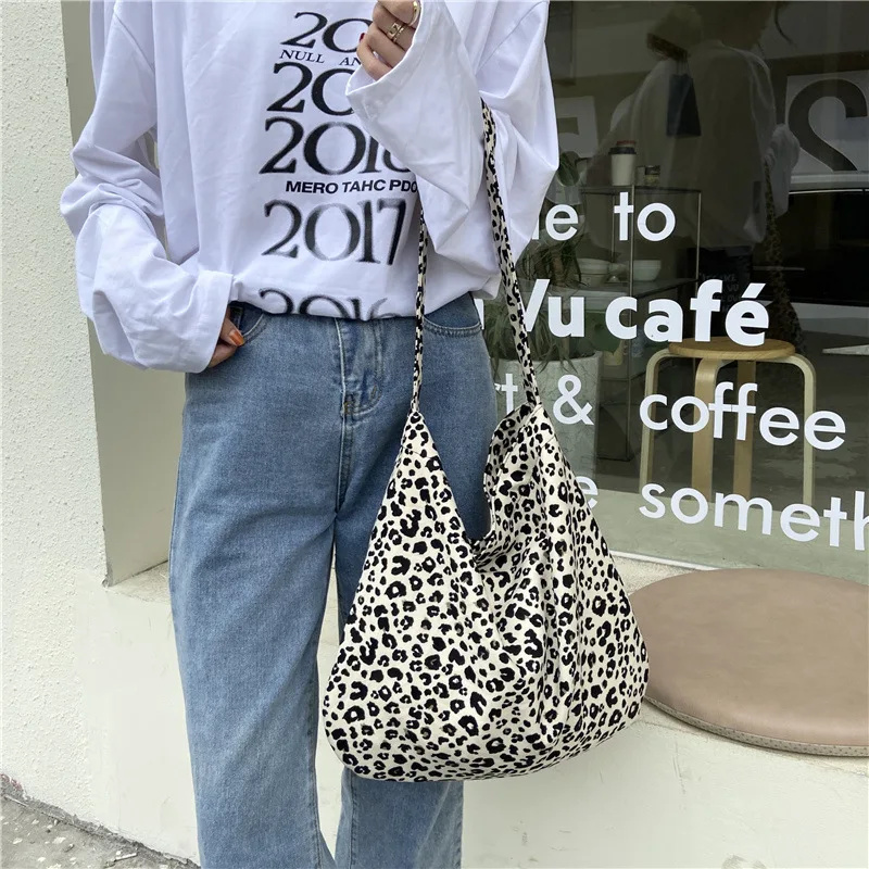 Fashionable women's versatile shoulder bag with leopard print flowers, fashionable trend, large capacity portable shoulder bag