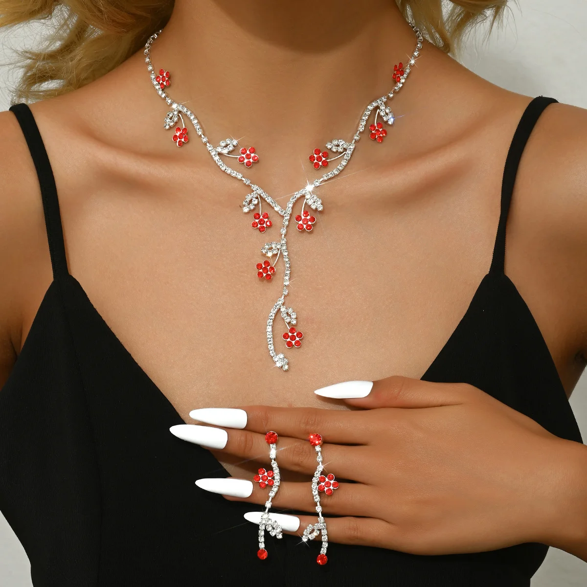 

Fashionable and exquisite zircon flower earrings and necklace set - a two-piece set for elegant women's anniversary jewelry