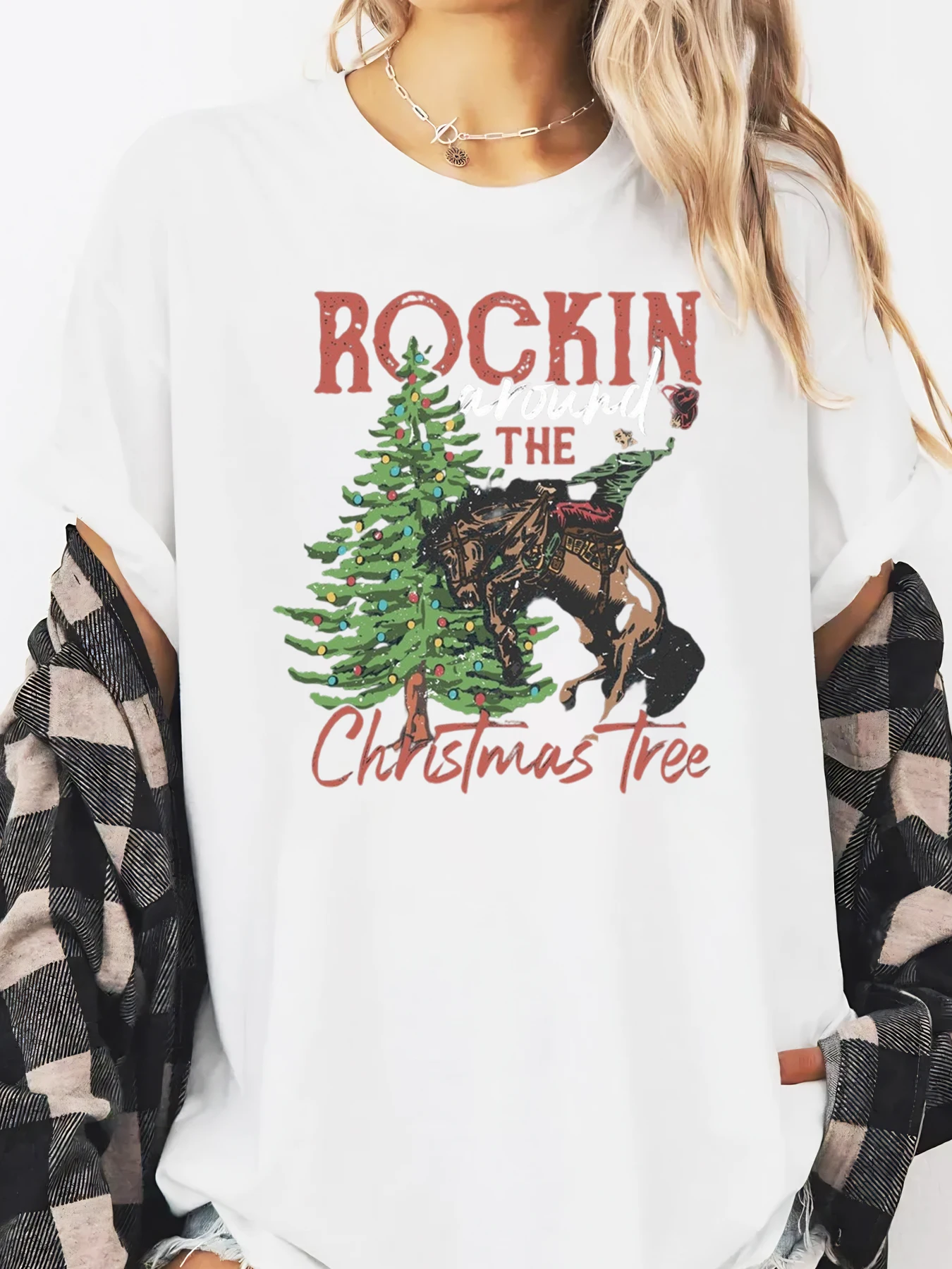 Koszulka damska z nadrukiem konia, motywem świątecznym i napisem Rockin Around The Christmas Tree, idealna na zimowe przyjęcia, biała, plus size.