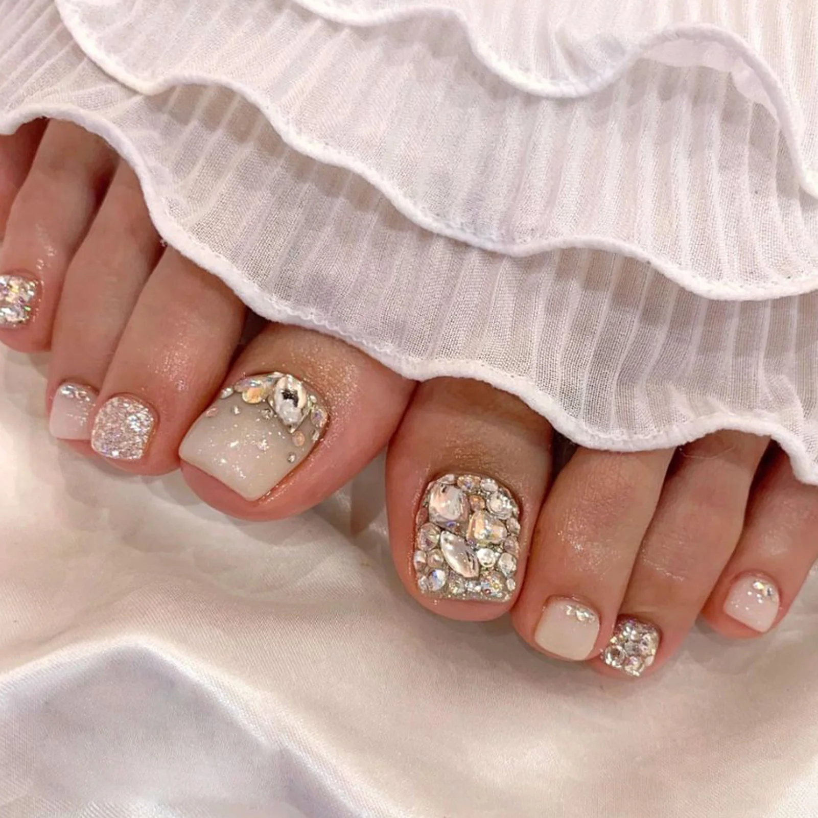 24 faux ongles de pieds carrés courts, blancs transparents, entièrement ornés de strass brillants, avec poudre argentée scintillante, à presser